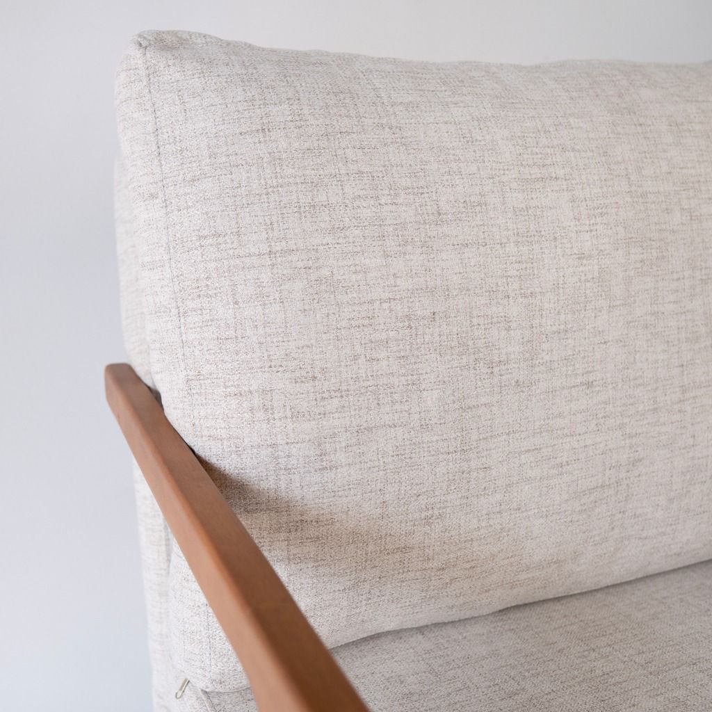Poltrona  Decorativa Para Sala De Estar Pietra Com Estrutura De Madeira Linho Cru
