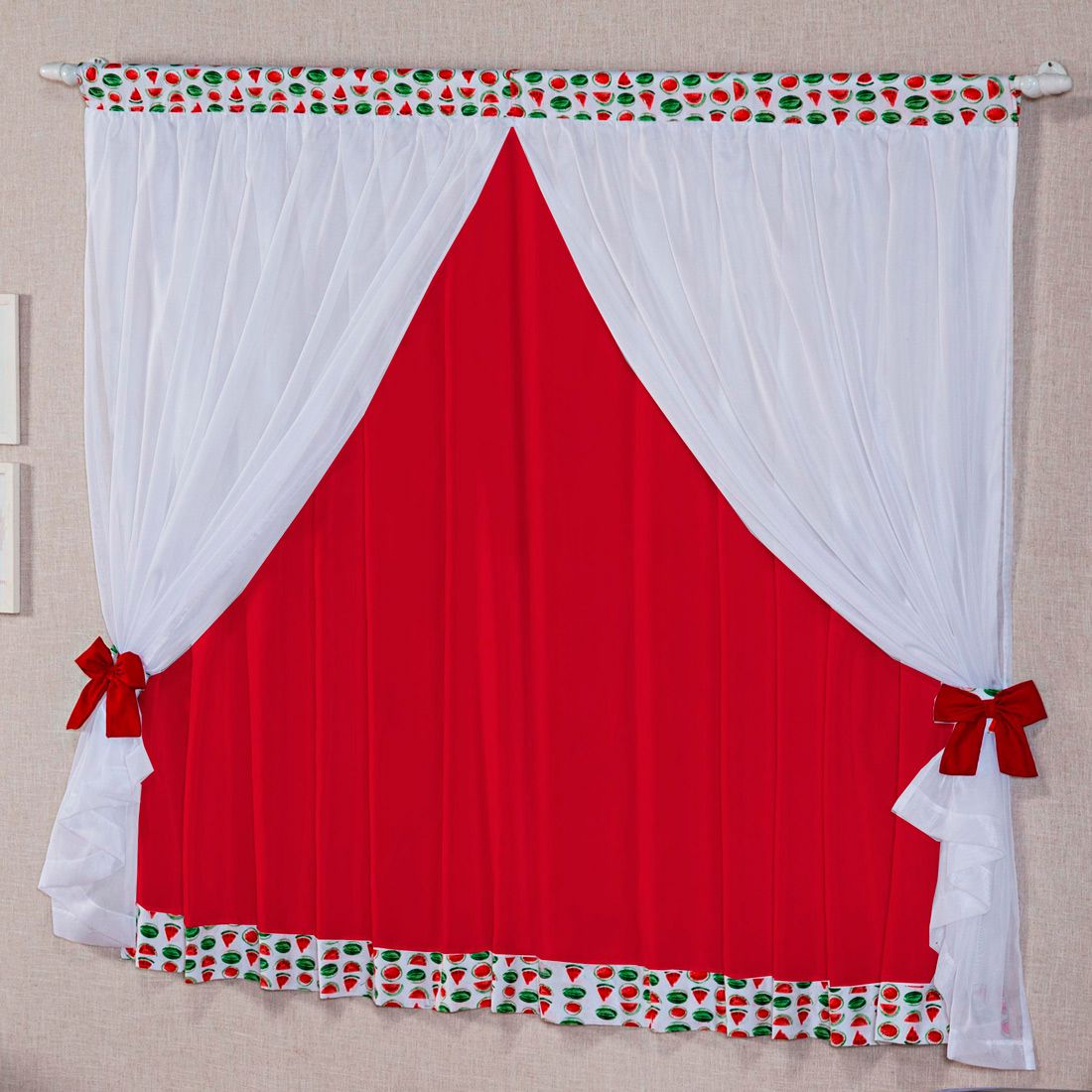 Cortina Melancia Branco/Vermelho c/ Voil 2,00m x 1,70m p/ Varão Simples
