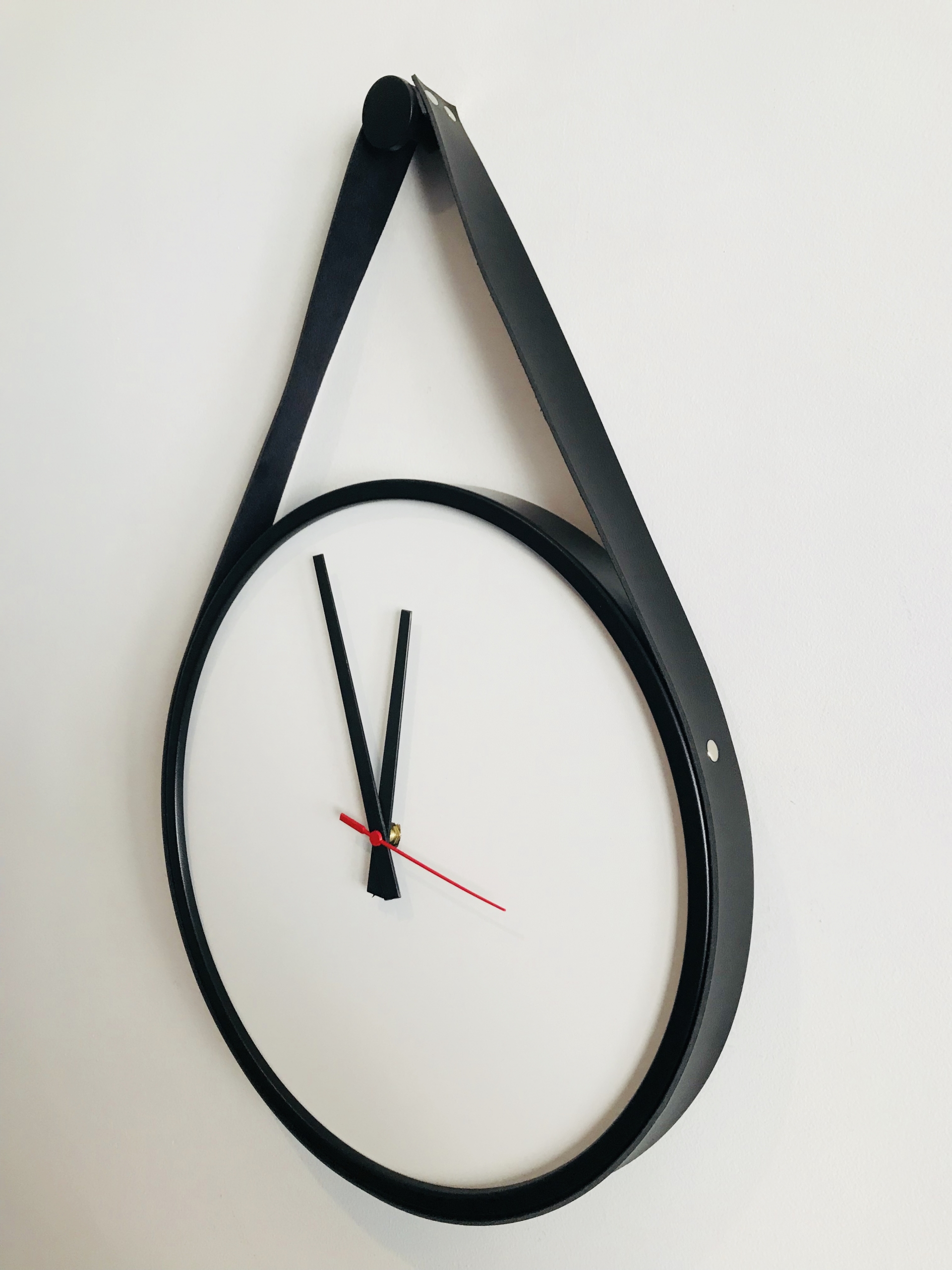 Relógio Adnet Preto Alça Preto Mostrador Branco Ponteiro Preto 30 cm