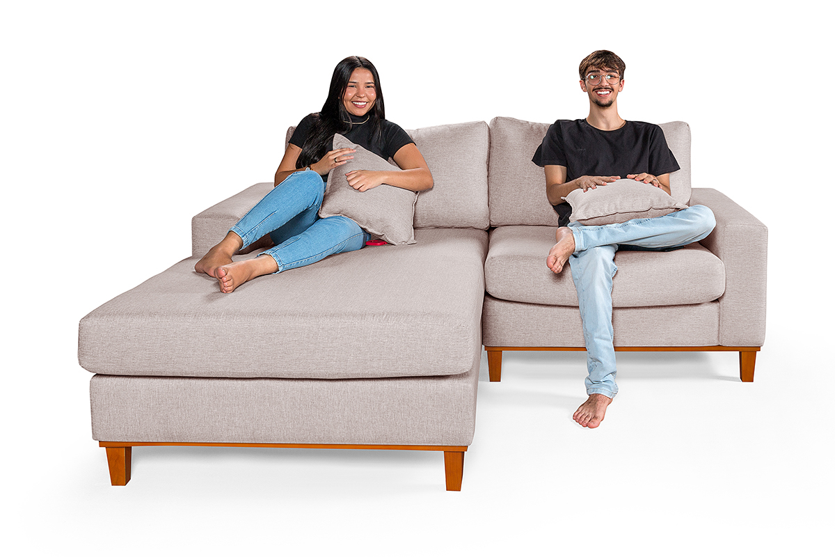 Sofa Living 2 Lugares Chaise Lado Direito Revestido Linho Base em Madeira