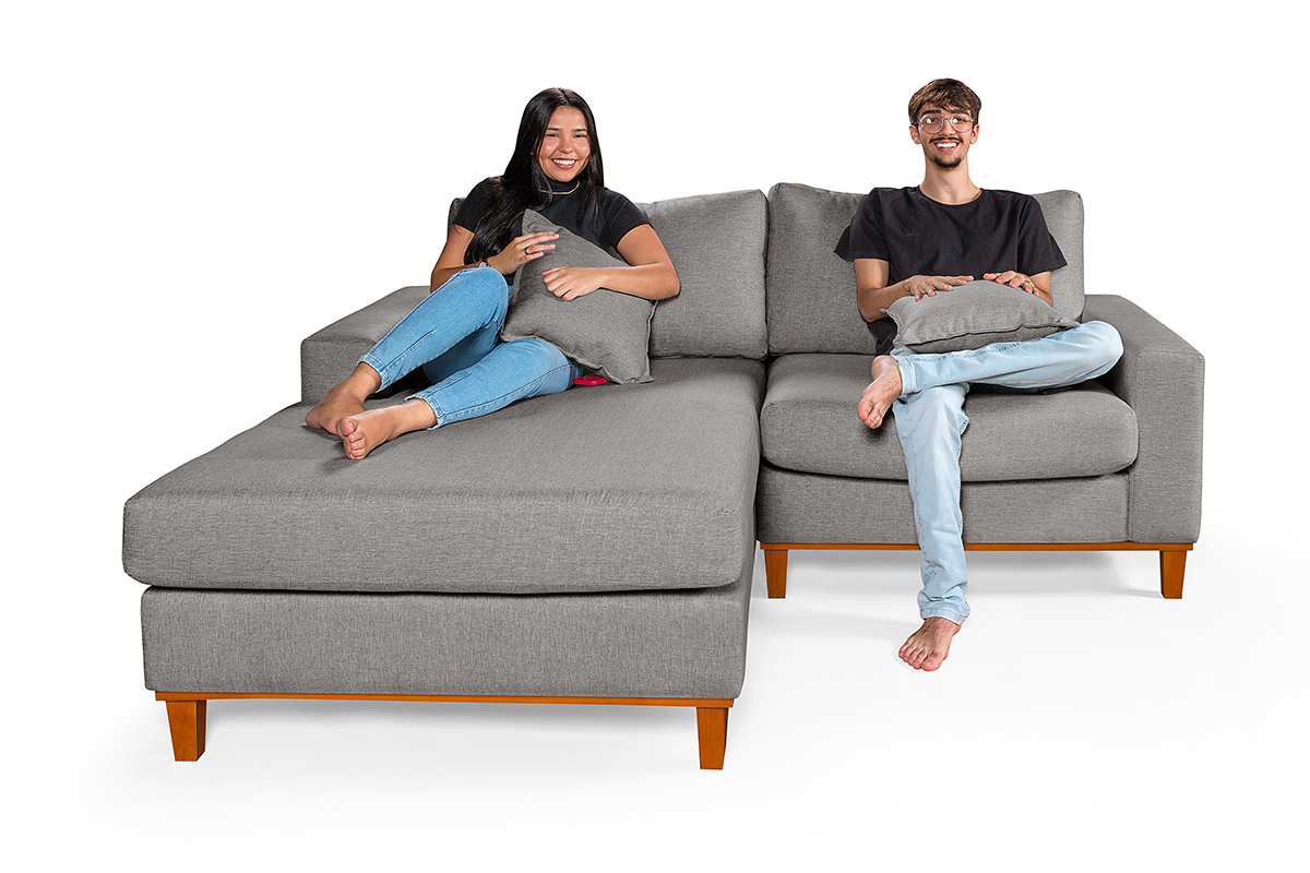 Sofa Living 2 Lugares Chaise Lado Direito Revestido Linho Base em Madeira
