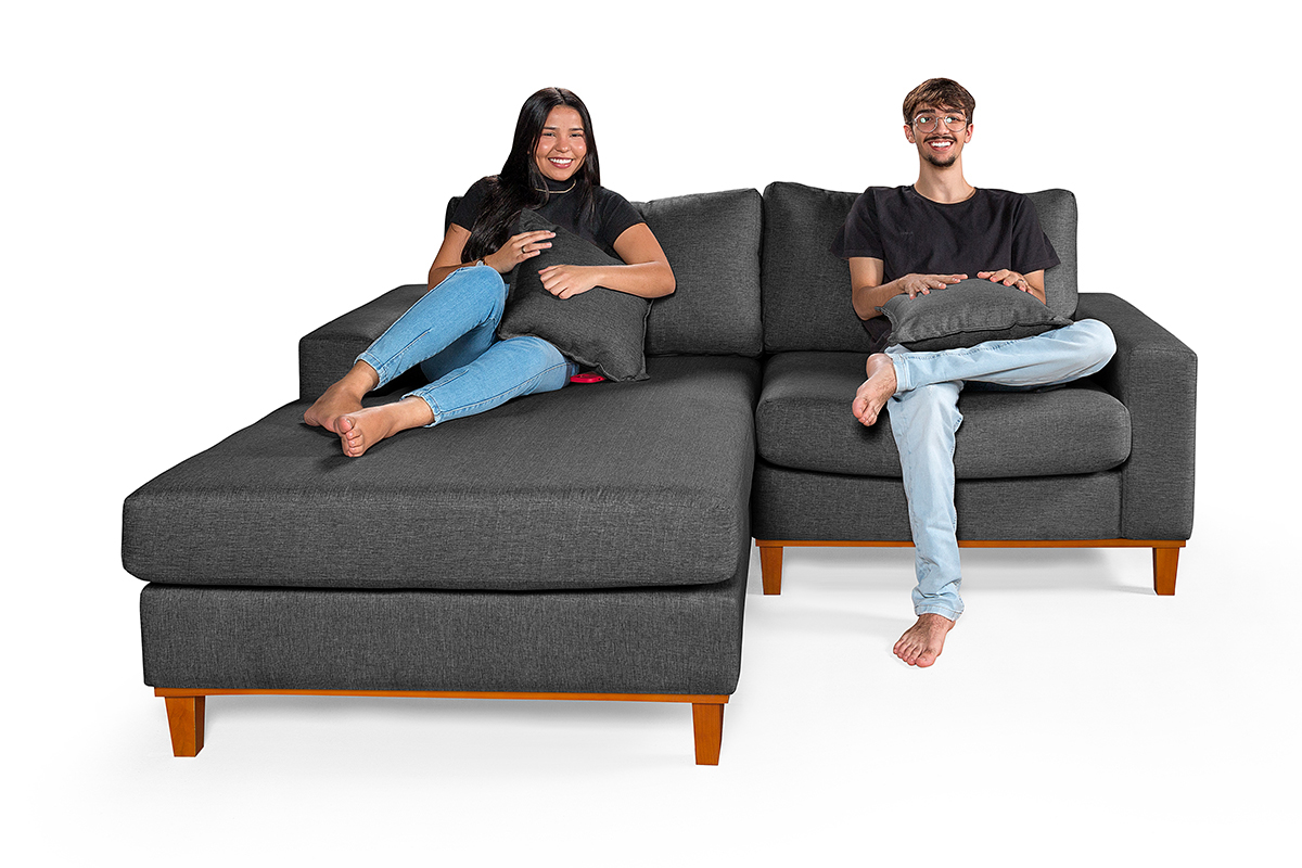 Sofa Living 2 Lugares Chaise Lado Direito Revestido Linho Base em Madeira