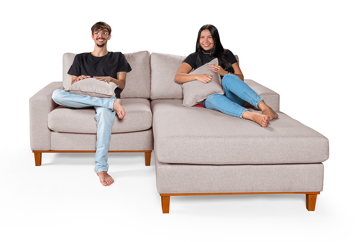 Sofa Living 2 Lugares Chaise Lado Esquerdo Revestido Linho Base em Madeira