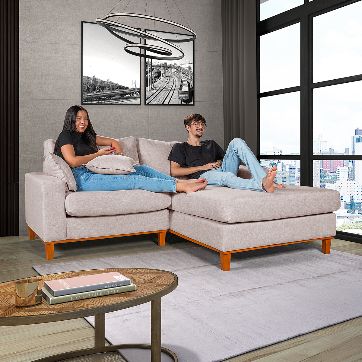 Sofa Living 2 Lugares Chaise Lado Esquerdo Revestido Linho Base em Madeira