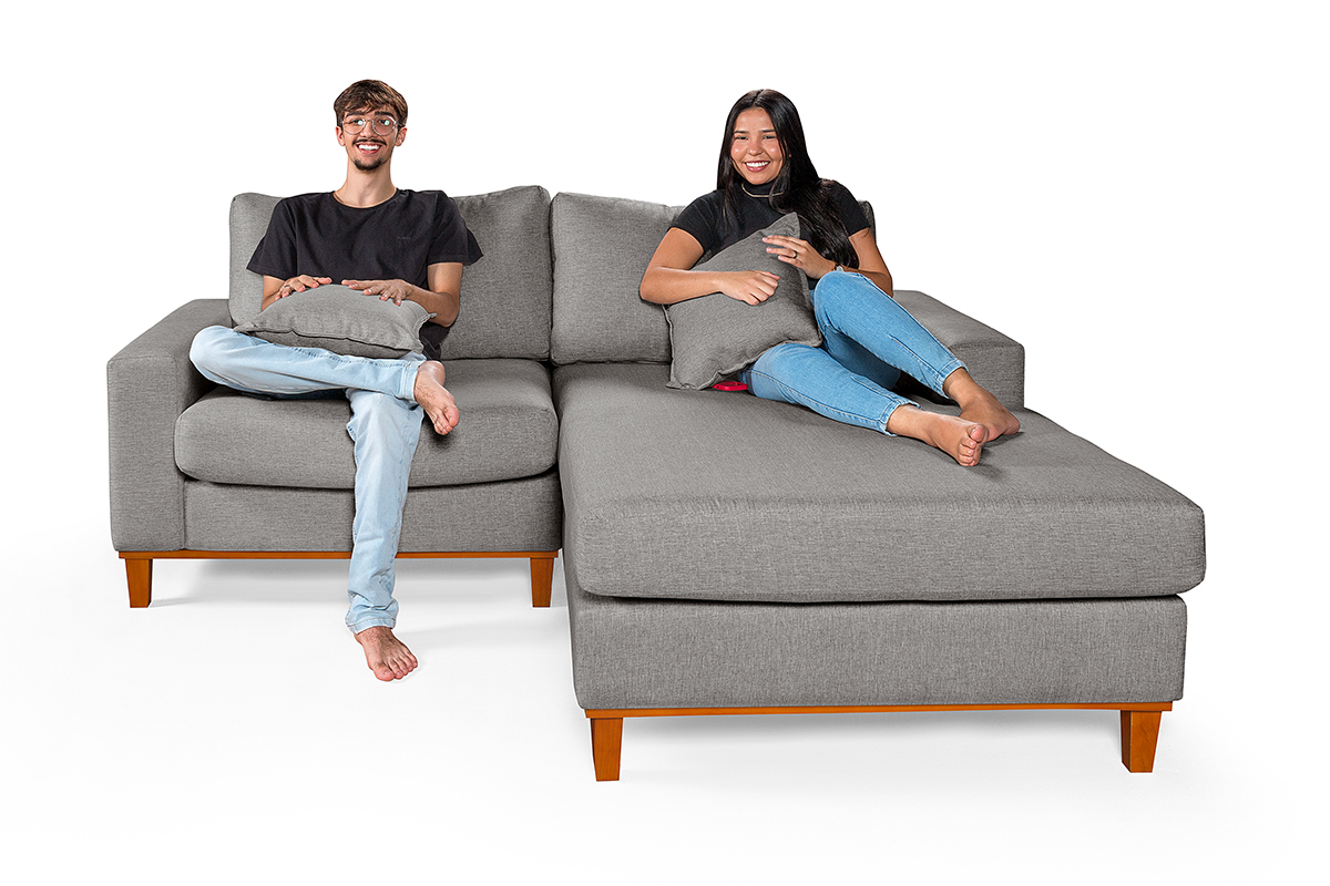 Sofa Living 2 Lugares Chaise Lado Esquerdo Revestido Linho Base em Madeira