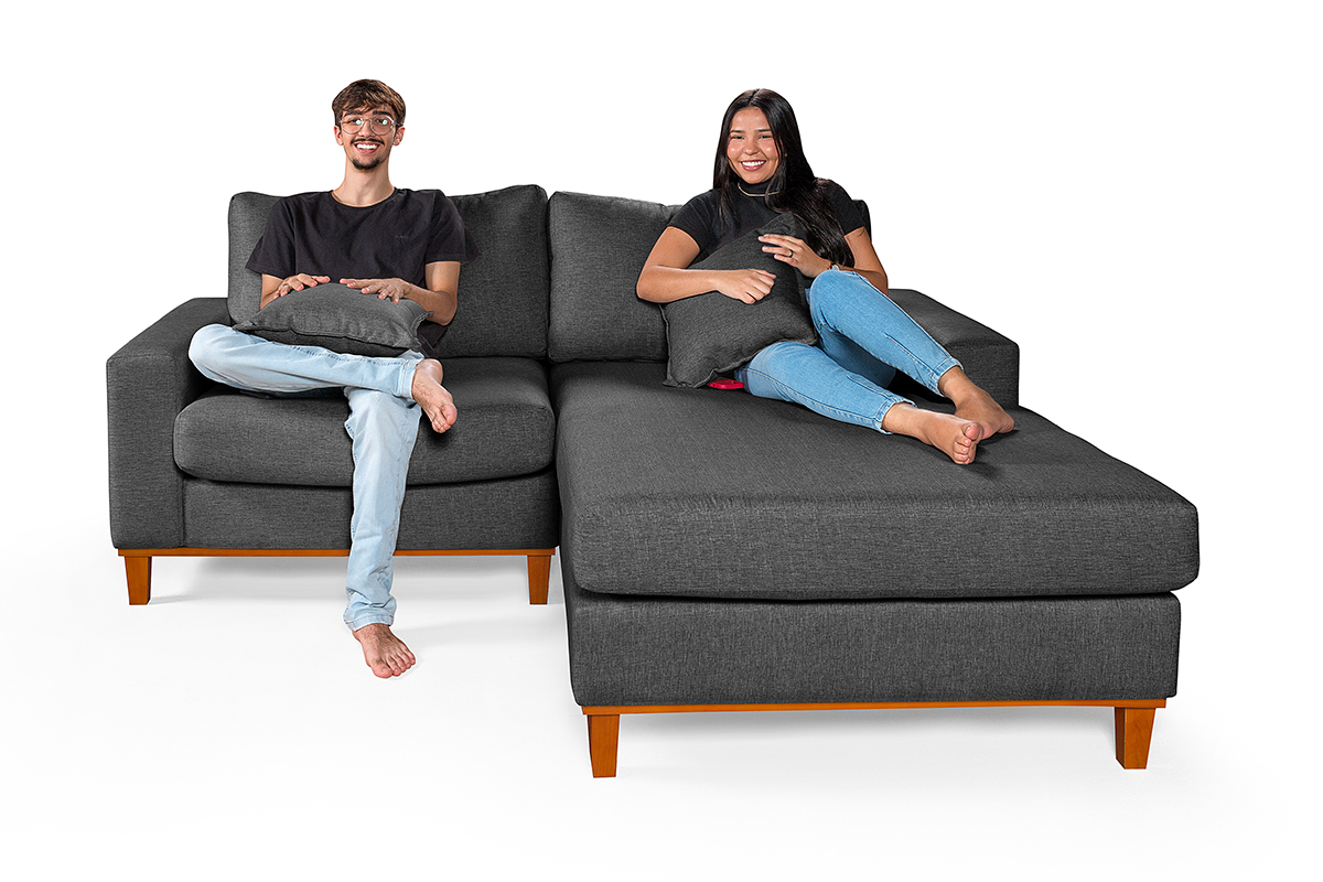 Sofa Living 2 Lugares Chaise Lado Esquerdo Revestido Linho Base em Madeira