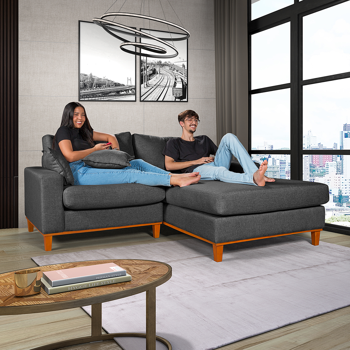 Sofa Living 2 Lugares Chaise Lado Esquerdo Revestido Linho Base em Madeira