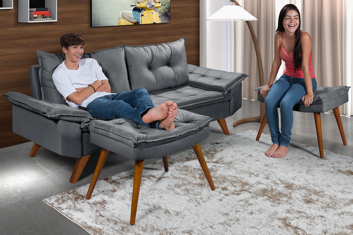 Sofa Retro Bariloche 3 Lugares Tecido Suede Com Duas Banquetas Rubi Pes em Madeira