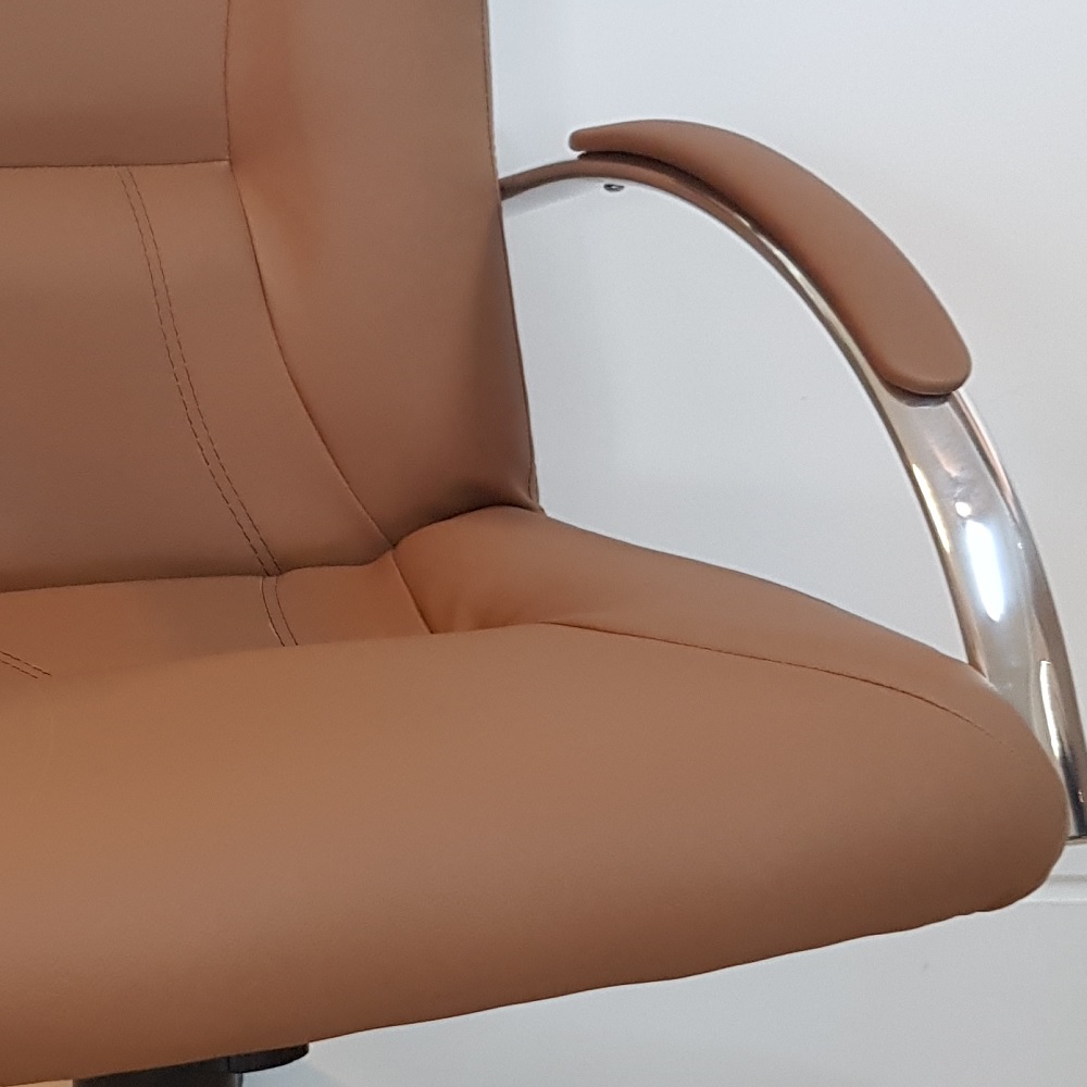Cadeira Giratória Escritório Day Presidente Caramelo Relax Base Preta c/ Rodizio - 100% Nacional