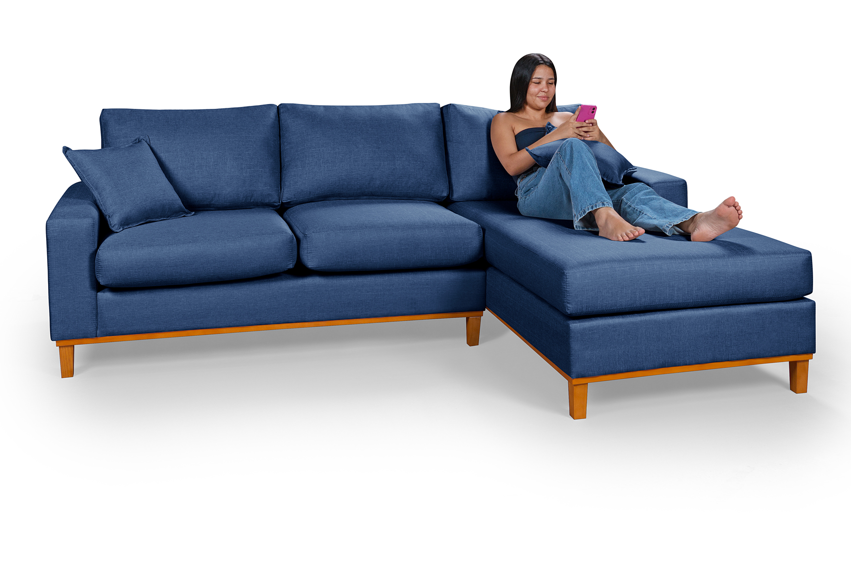 Sofá Living Amsterdã Com Chaise 3 Lugares Revestido Linho Base em Madeira