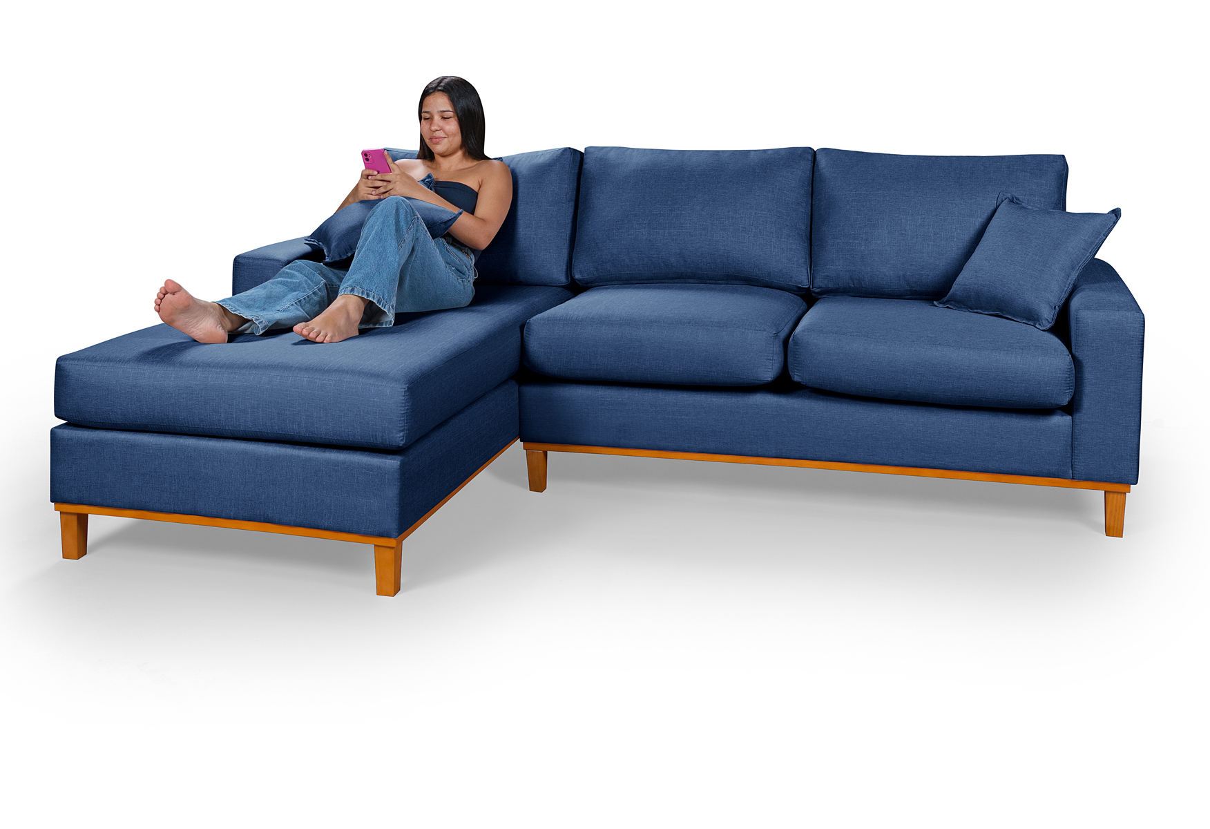 Sofá Living Amsterdã Com Chaise 3 Lugares Revestido Linho Base em Madeira