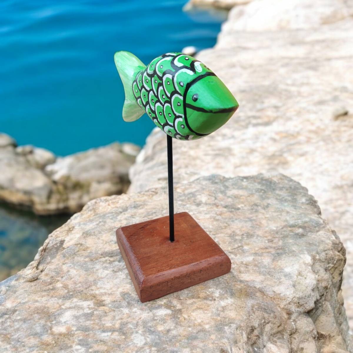 Escultura de Peixe em Madeira Verde