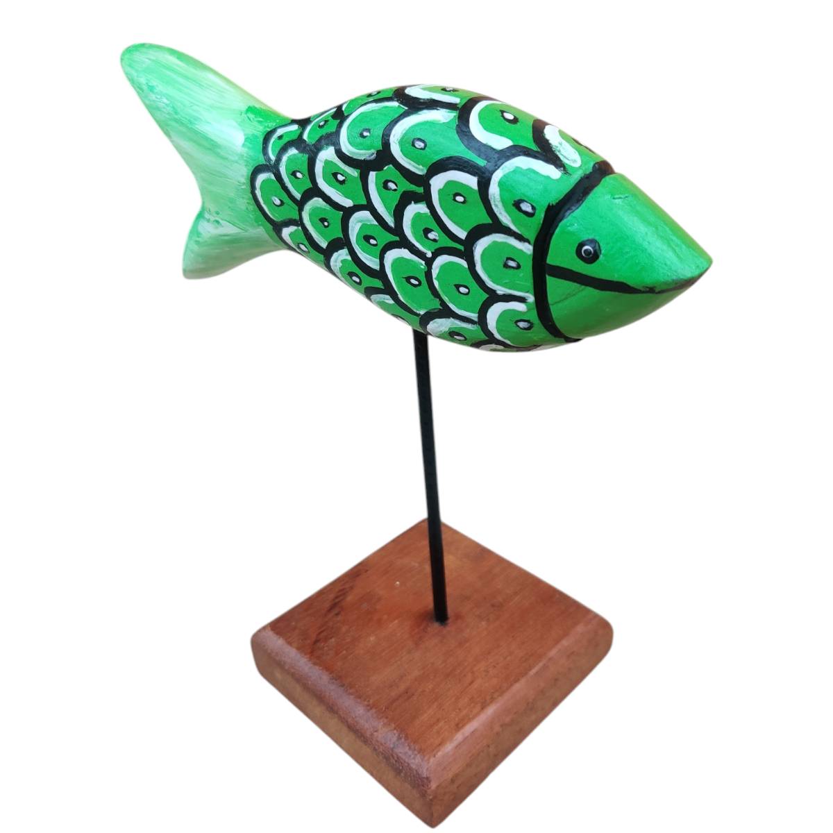 Escultura de Peixe em Madeira Verde