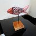 Escultura de Peixe em Madeira Vermelho