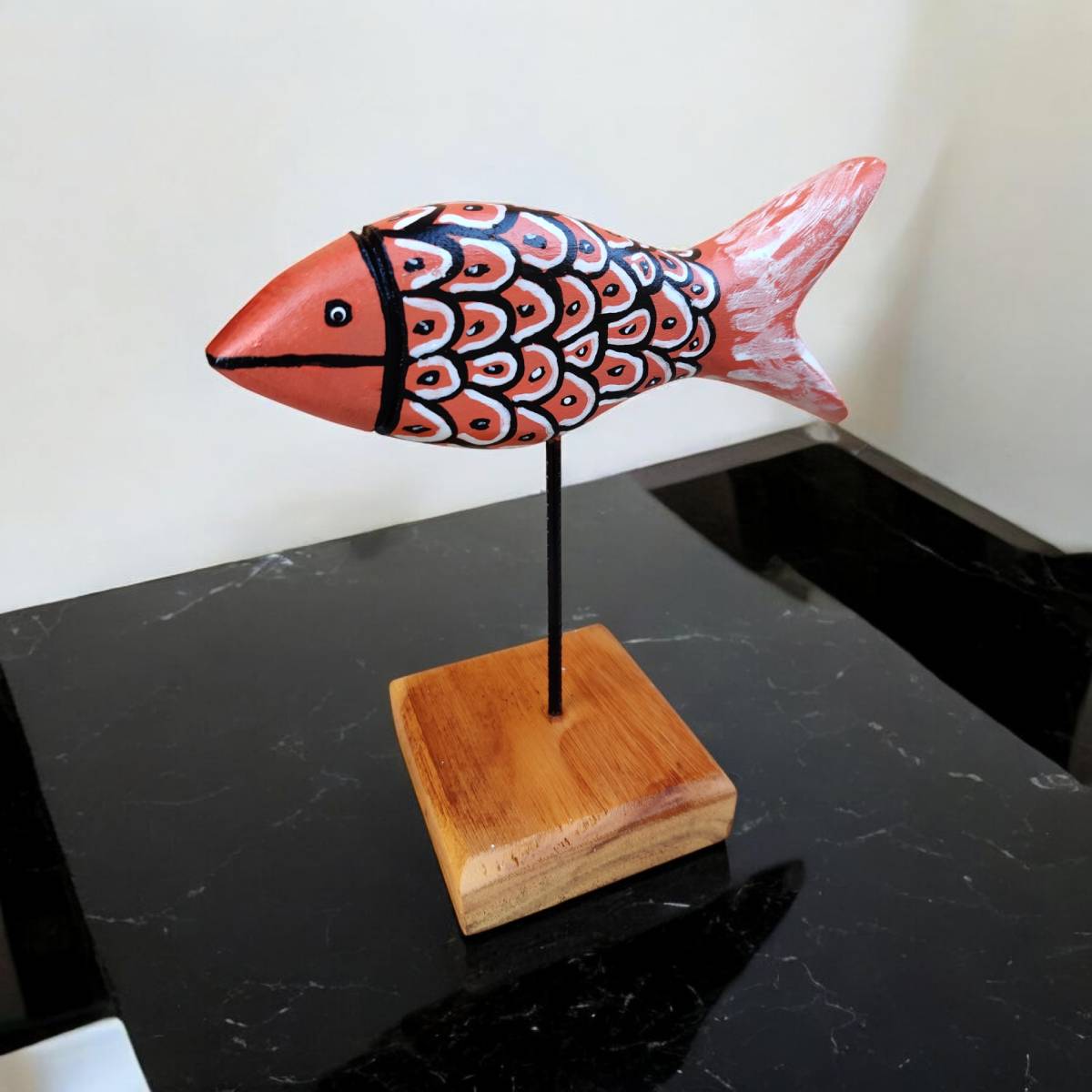Escultura de Peixe em Madeira Vermelho