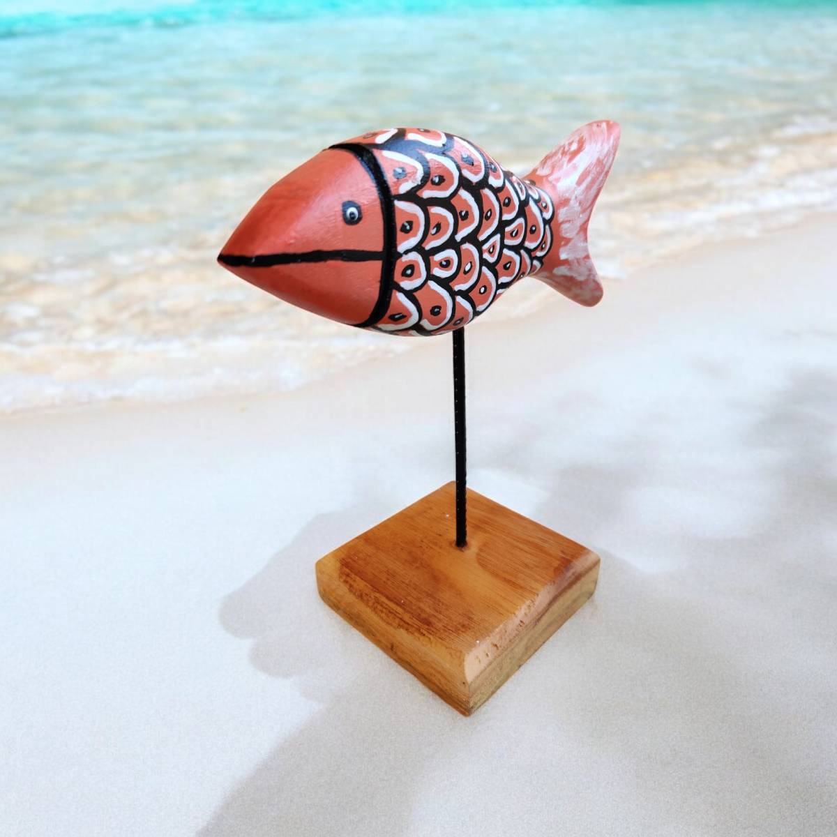 Escultura de Peixe em Madeira Vermelho