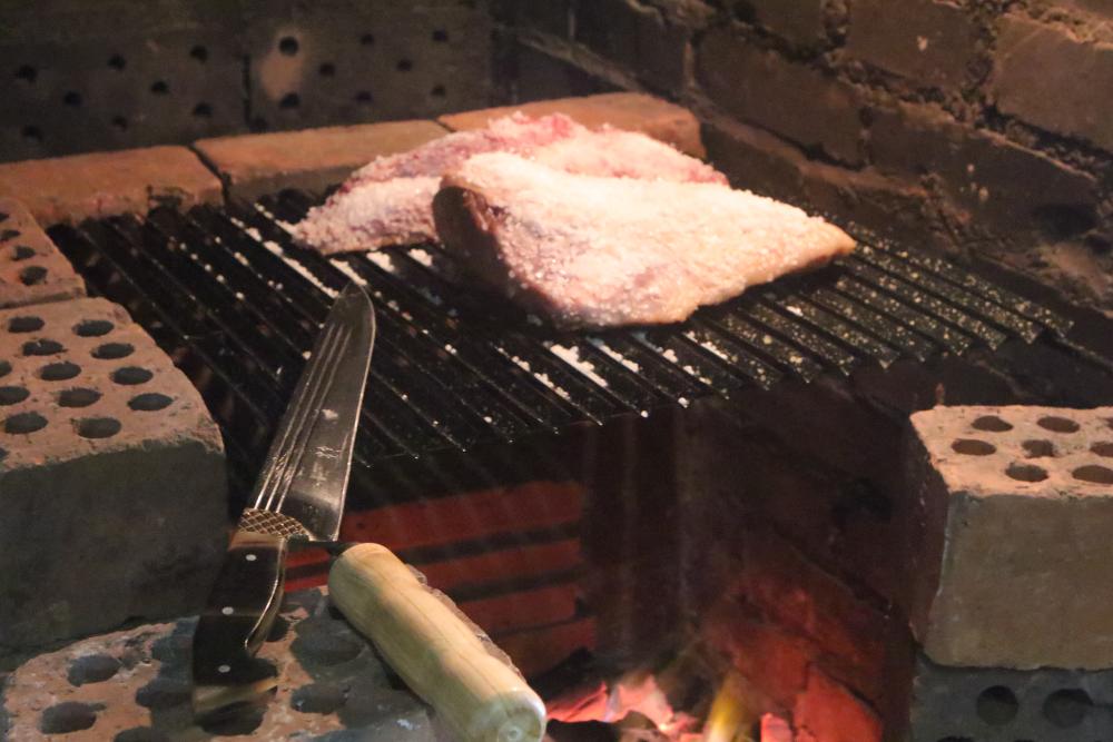 Facão Faca Churrasco 10'' Aço Carbono 1070 Full Tang Listrado Cabo Chifre Escuro
