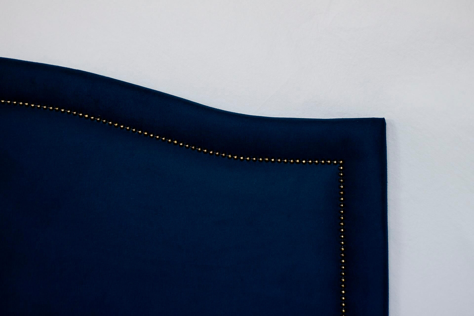 Cabeceira Casal Para Cama Box Curva 140x60 Veludo Azul - Tachas Fumê