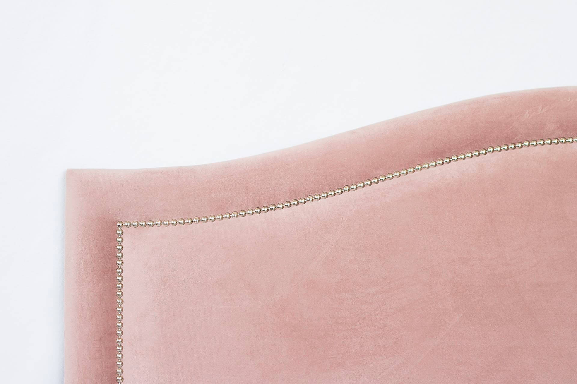 Cabeceira Casal Para Cama Box Curva 140x60 Veludo Rosê - Tachas Prata