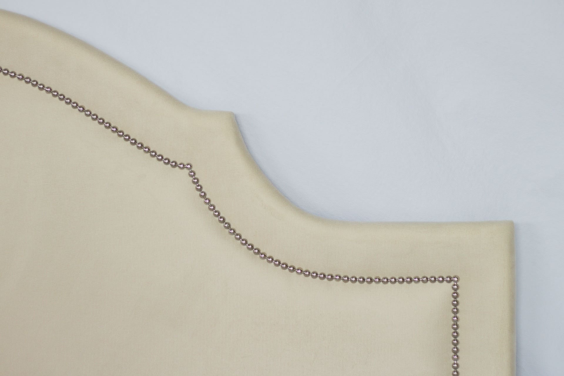Cabeceira Casal Para Cama Box Provençal 140x60 Suede Off White - Tachas Prata