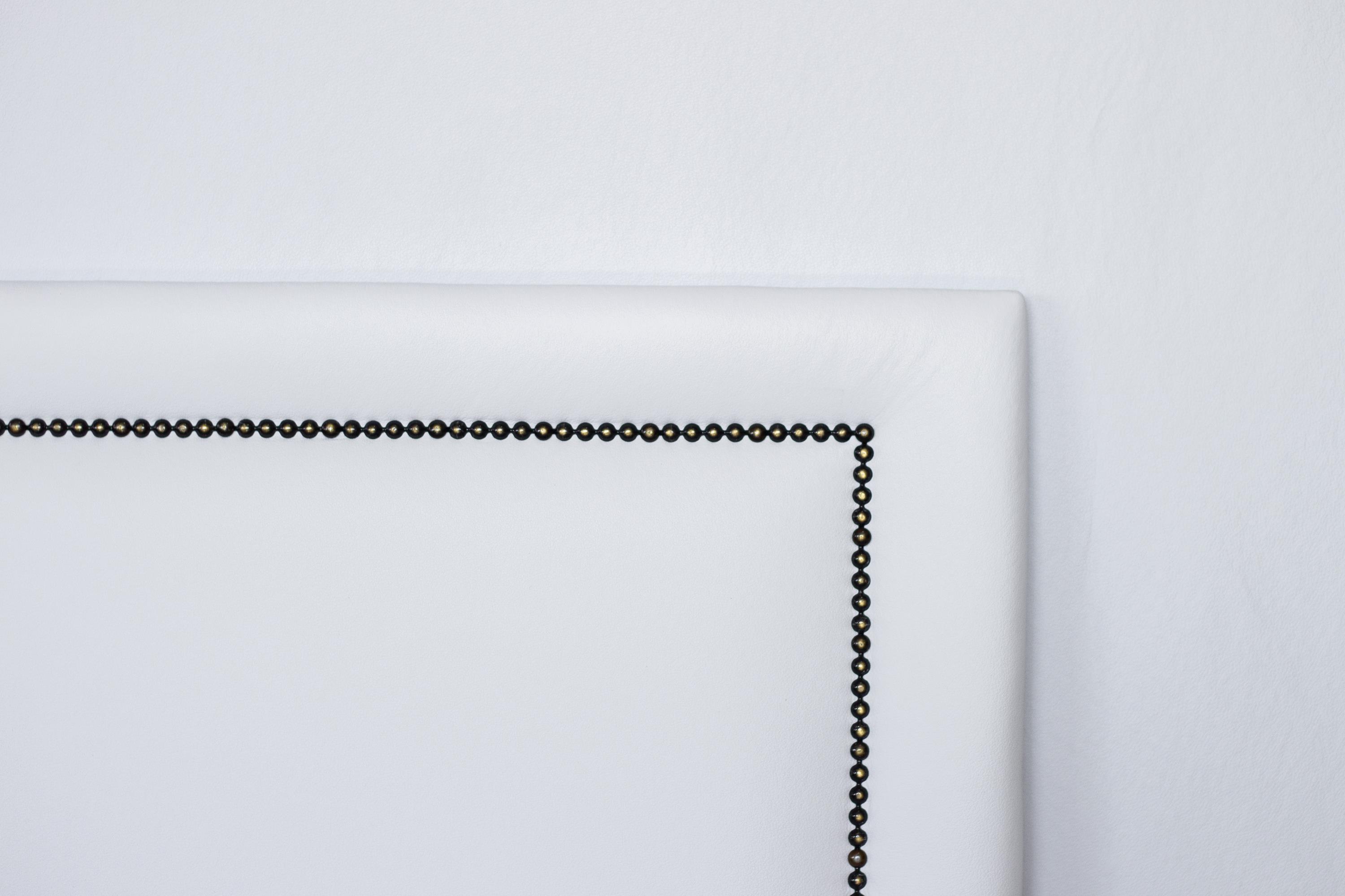 Cabeceira Casal Reta Luxo 140x60 Courino Branco - Tachas Fumê
