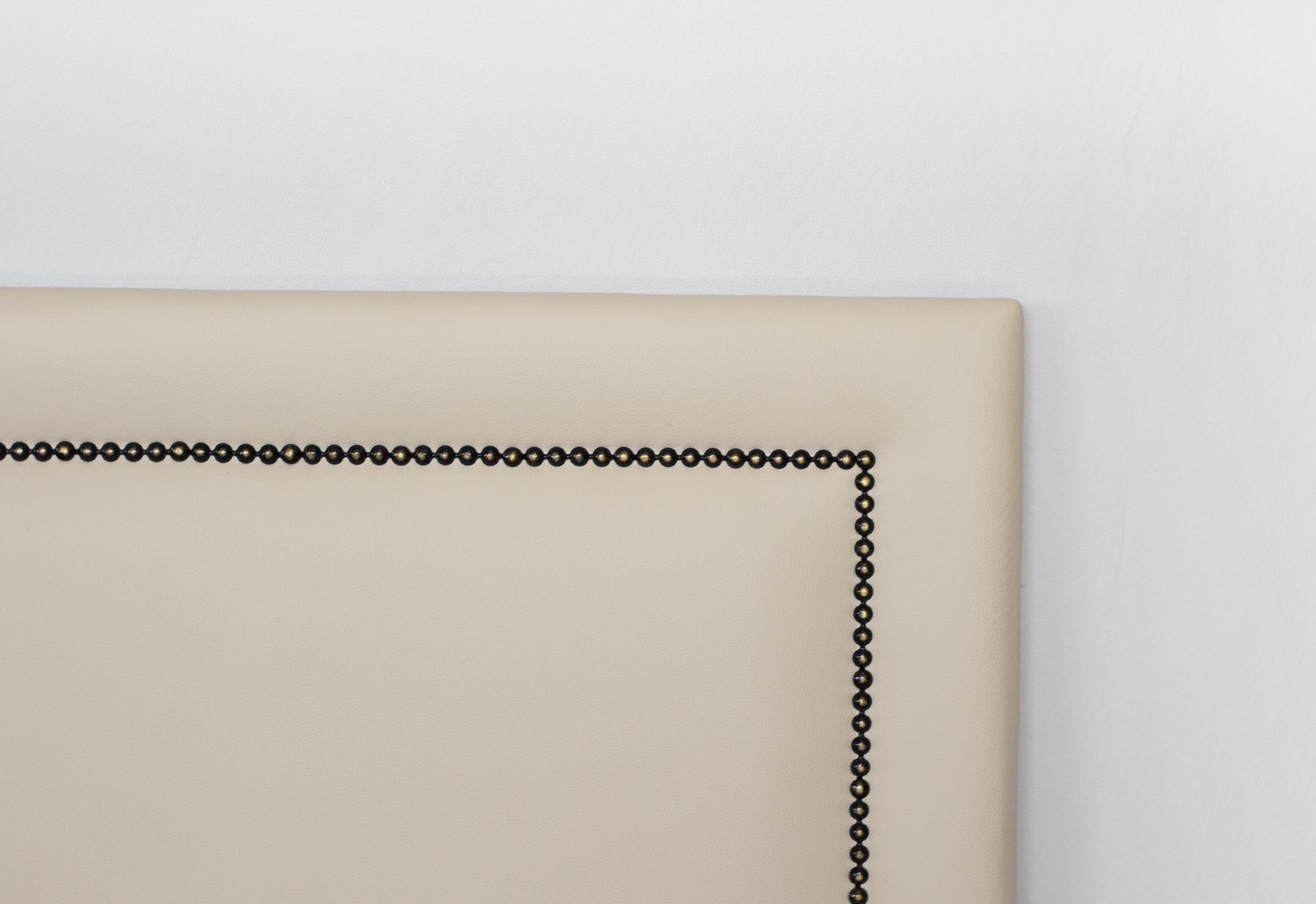 Cabeceira Casal Reta Luxo 140x60 Courino Off White - Tachas Fumê