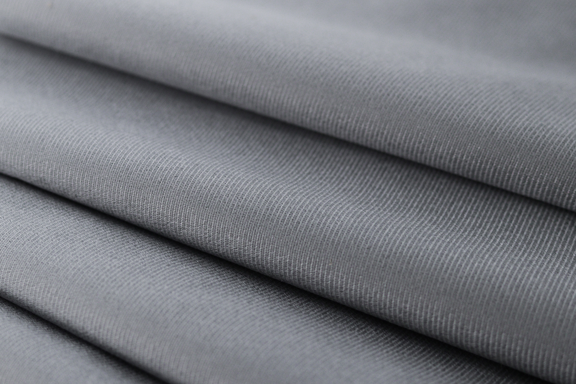 Cabeceira Queen Estofada Para Cama Box 160cm x 60cm Reta Luxo Dupla - Suede Cinza com Tachas Fumê