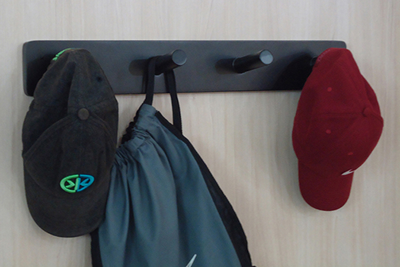 Cabideiro de Parede Porta Bolsas Mochilas Tolhas Pinos Preto Laca