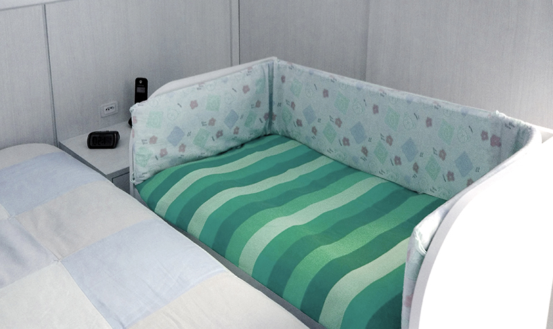 Mini Berço Moisés Acoplado para Lateral de Cama com Colchão Branco