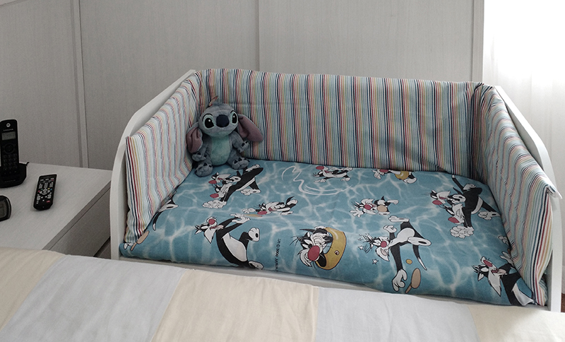 Mini Berço Moisés Acoplado para Lateral de Cama com Colchão Branco