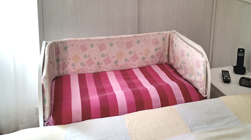 Mini Berço Moisés Acoplado para Lateral de Cama com Colchão Branco
