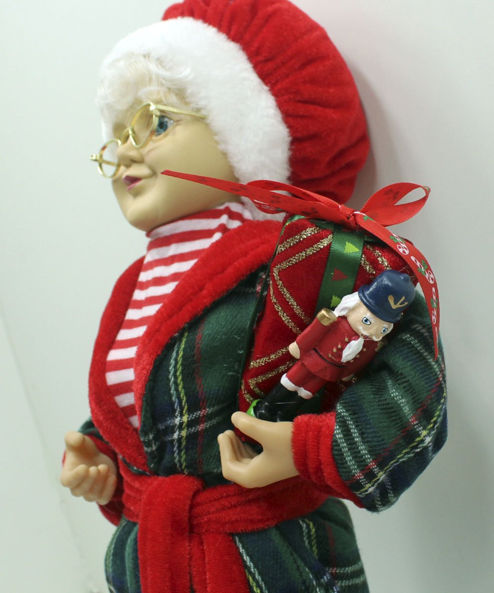 Boneca Mamãe Noel Decoração Pijama Roupão Com Presentes 47cm