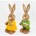 Casal De Coelhos Páscoa Decoração em Palha Coelhinhos Coloridos 60cm