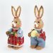 Casal De Coelhos Páscoa Decoração em Palha Coelhinhos Xadrez 54cm