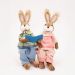 Casal de Coelhos em Palha Sentados Lendo Decoração 30cm