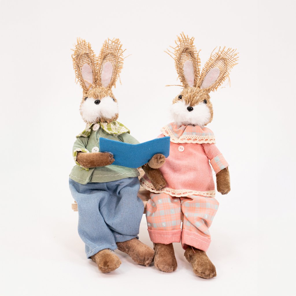 Casal de Coelhos em Palha Sentados Lendo Decoração 30cm