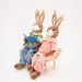 Casal de Coelhos em Palha Sentados Lendo Decoração 30cm