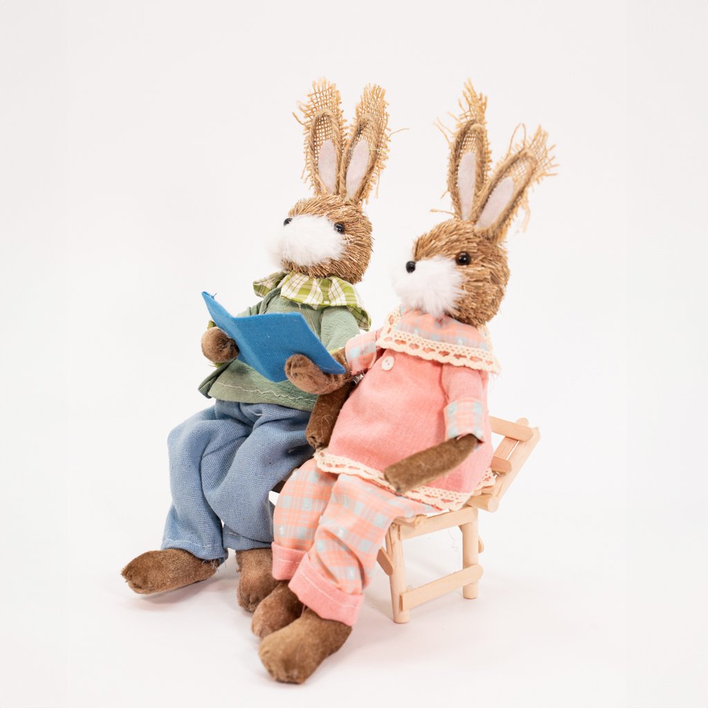 Casal de Coelhos em Palha Sentados Lendo Decoração 30cm