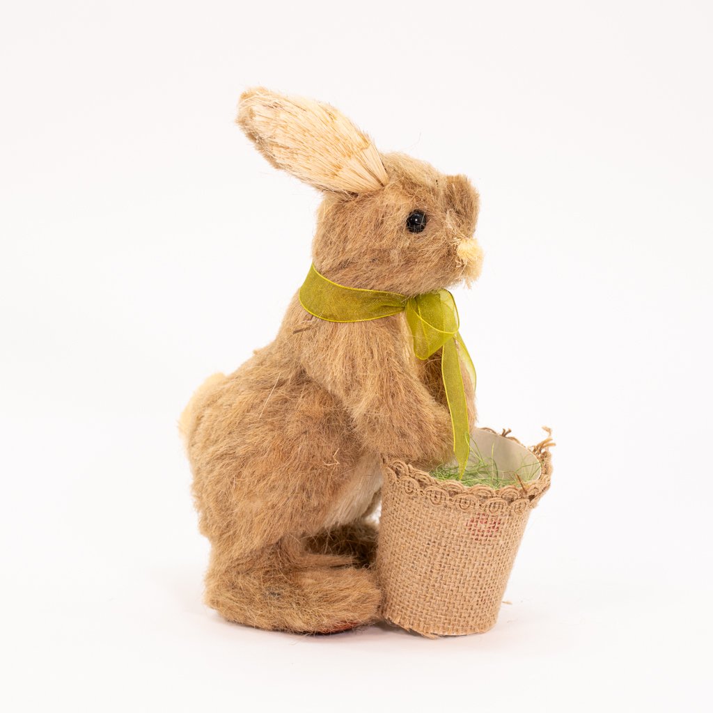 Coelho de Páscoa em Palha Segurando Cestinho Decoração 25cm