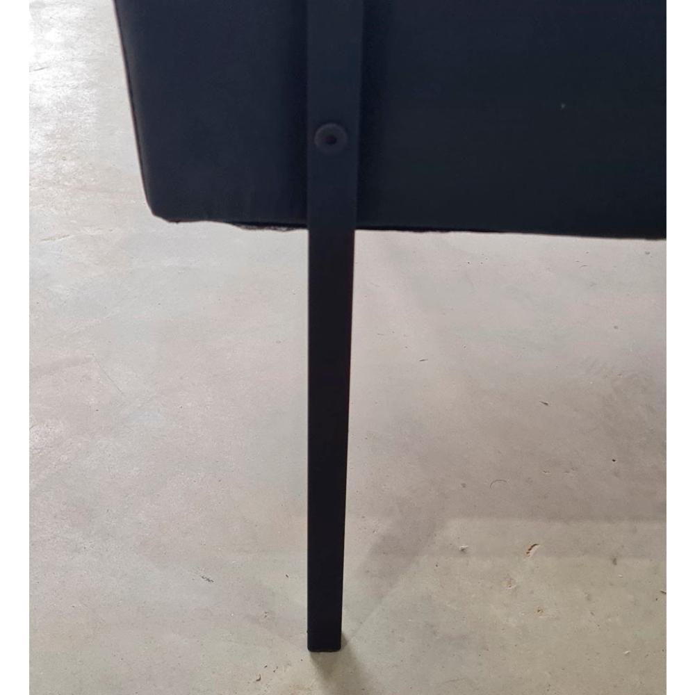 Poltrona Fontana Courino Preto Base em Metal Preto e Madeira