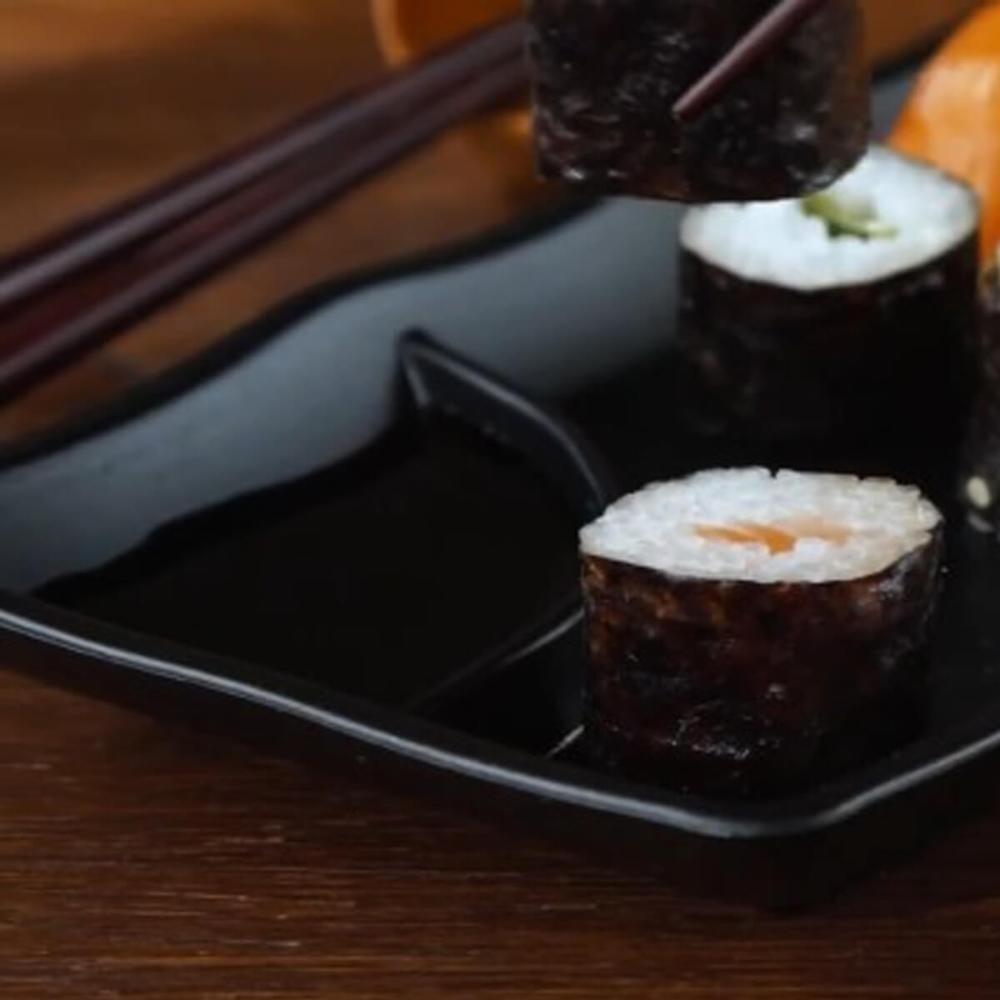 2 Pratos para Sushi com Porta Shoyu 19x12cm Melamina Preta Retangular Comida Japonesa