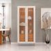 Cristaleira Decorativa Vitória com 3 Prateleiras e 2 Portas de Vidro Iluminação LED Pés Metálicos Dourados Off White/Freijó G18 - Gran Belo