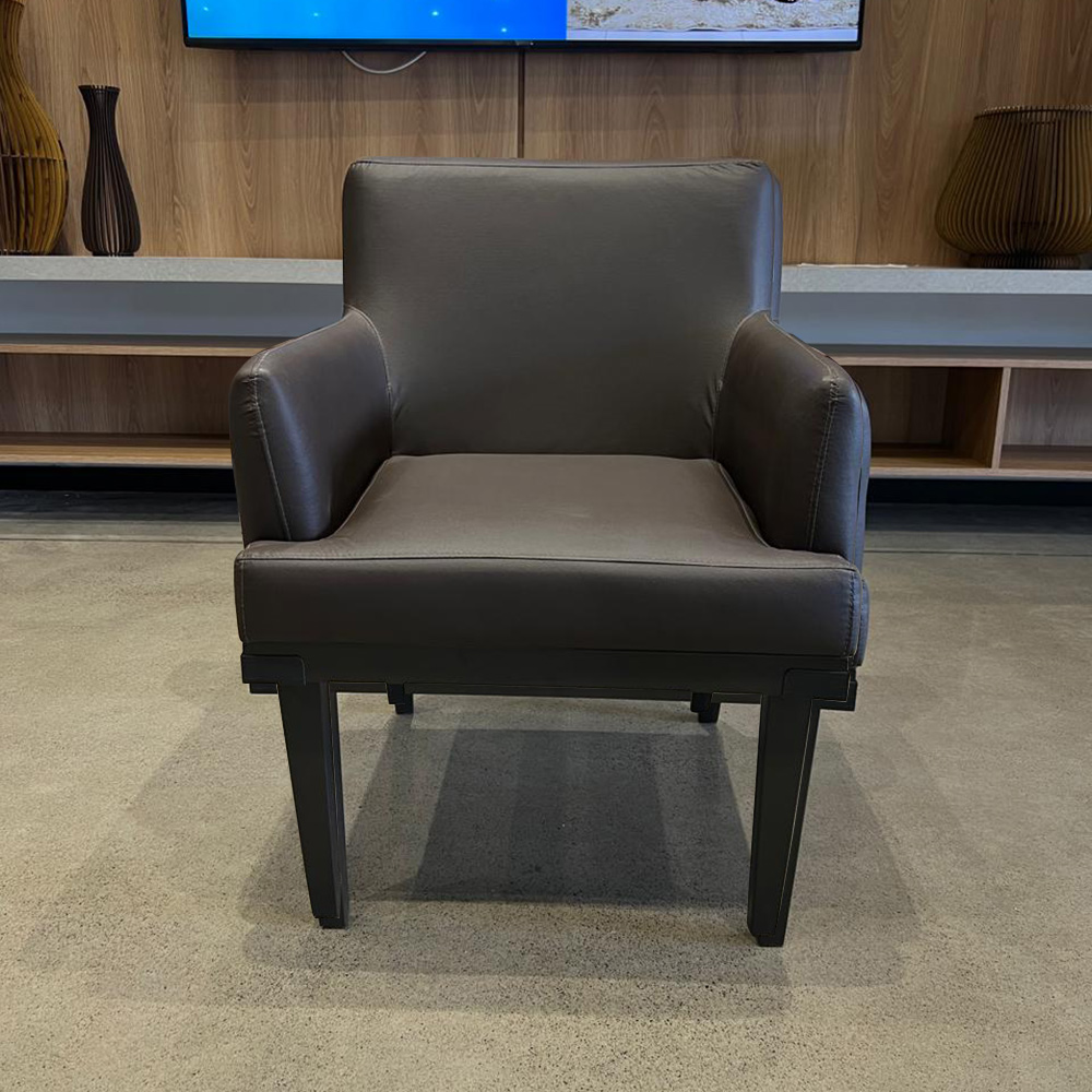 Poltrona Decorativa Alyssa para Sala de Estar Pés de Madeira Corino Marrom Conforto e Estilo G19 - Gran Belo