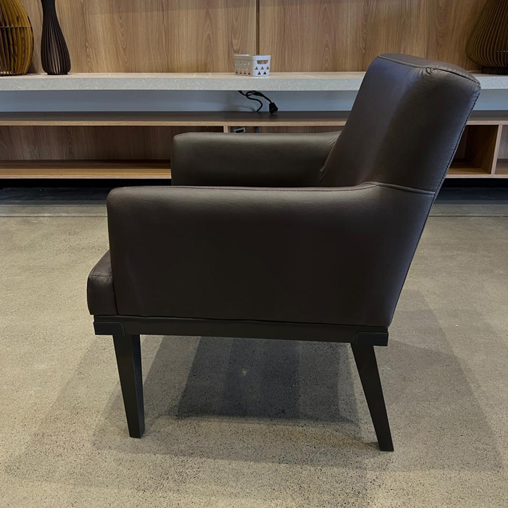 Poltrona Decorativa Alyssa para Sala de Estar Pés de Madeira Corino Marrom Conforto e Estilo G19 - Gran Belo