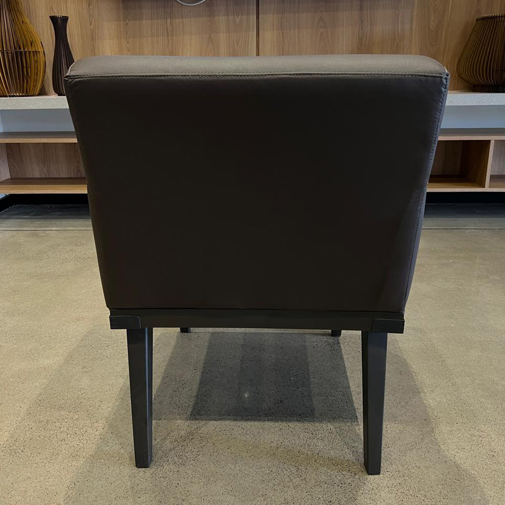 Poltrona Decorativa Alyssa para Sala de Estar Pés de Madeira Corino Marrom Conforto e Estilo G19 - Gran Belo