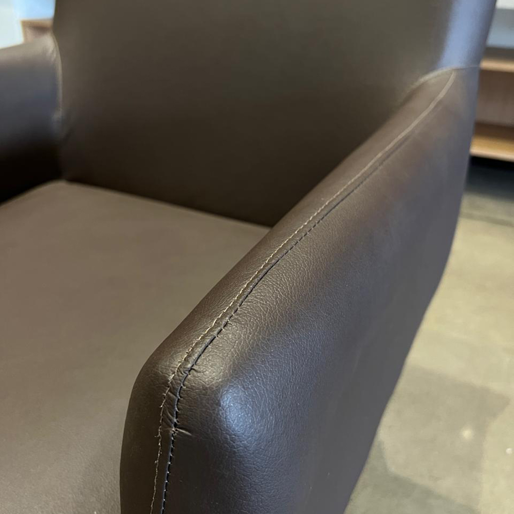 Poltrona Decorativa Alyssa para Sala de Estar Pés de Madeira Corino Marrom Conforto e Estilo G19 - Gran Belo