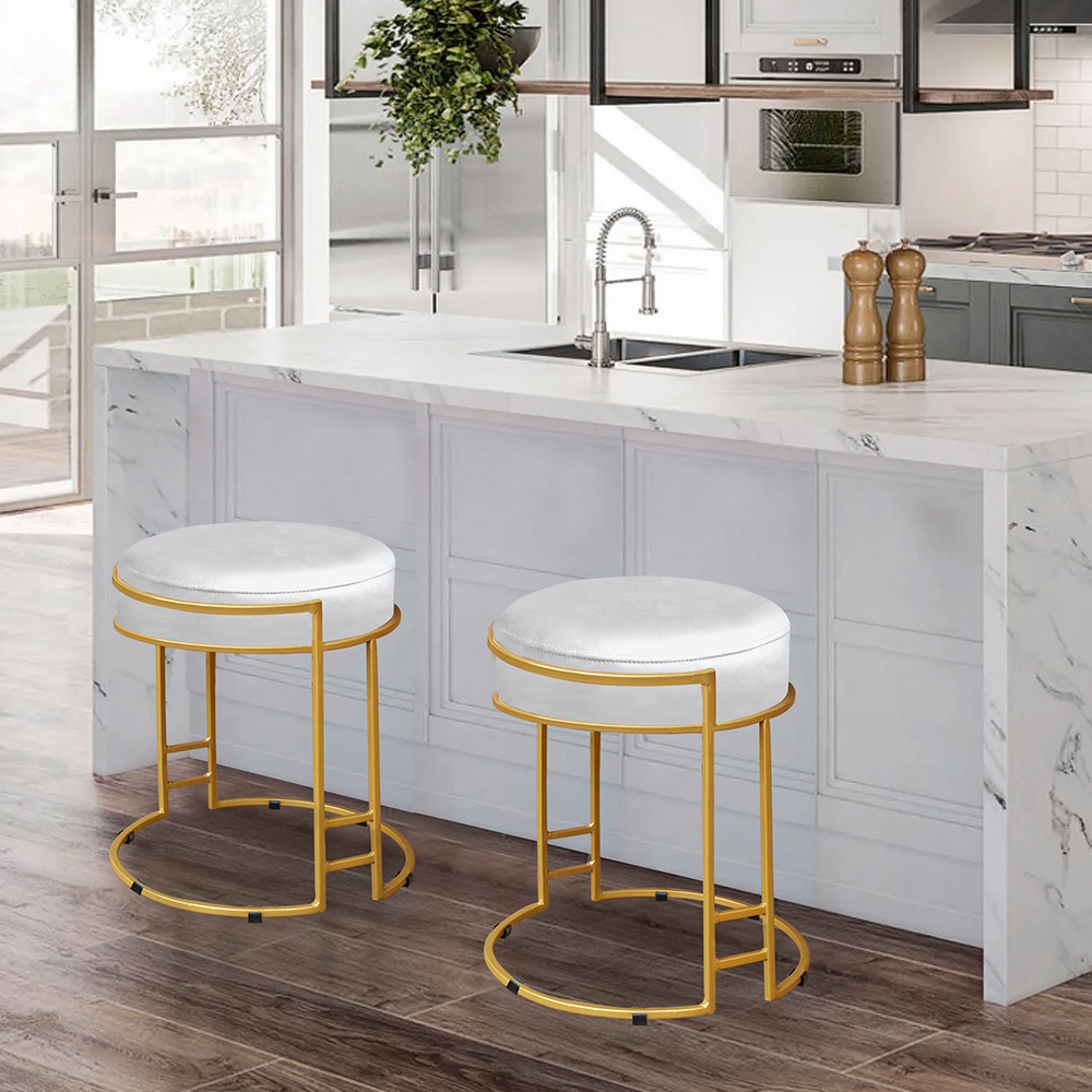 Puff Decorativo Redondo Sakura Base Metal Dourado Corano Branco G41 - Gran Belo
