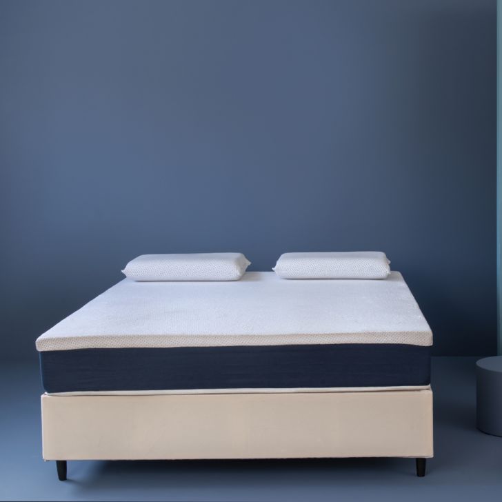 Cama Box Queen Bege com Colchão Guldi Dream Mola Ensacada (30x158x198) e 2 Travesseiros Guldi Dream Branco e Azul