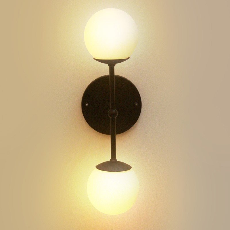 Luminária de Parede Interna Arandela Double Jabuti cor Preta com Globos Brancos Bivolt