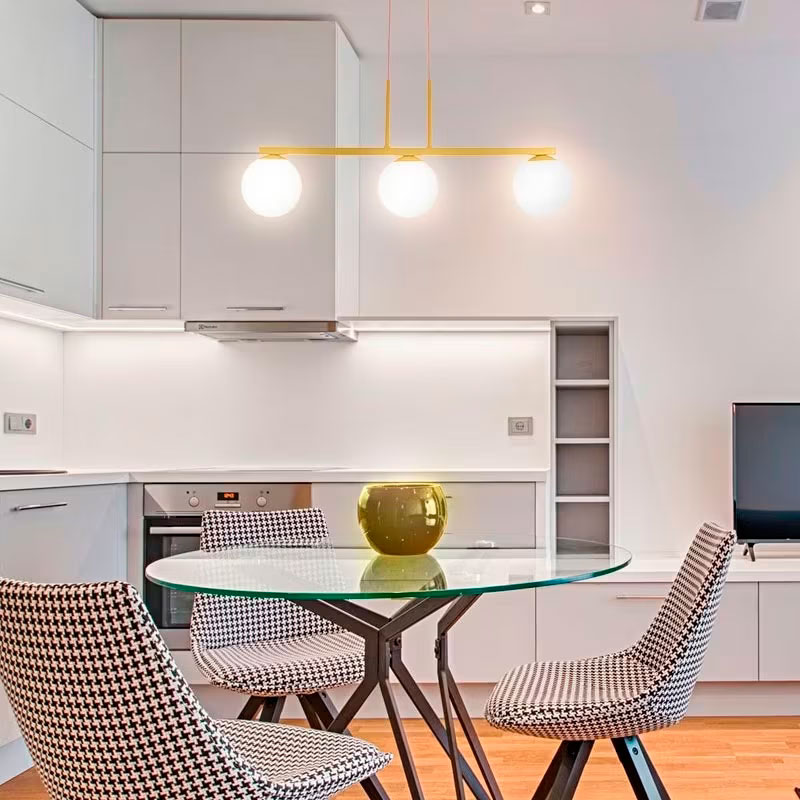 Lustre Pendente Jabuti Triplo Dourado com Globos de Vidro Brancos para 3 Lâmpadas G9 de LED Bivolt